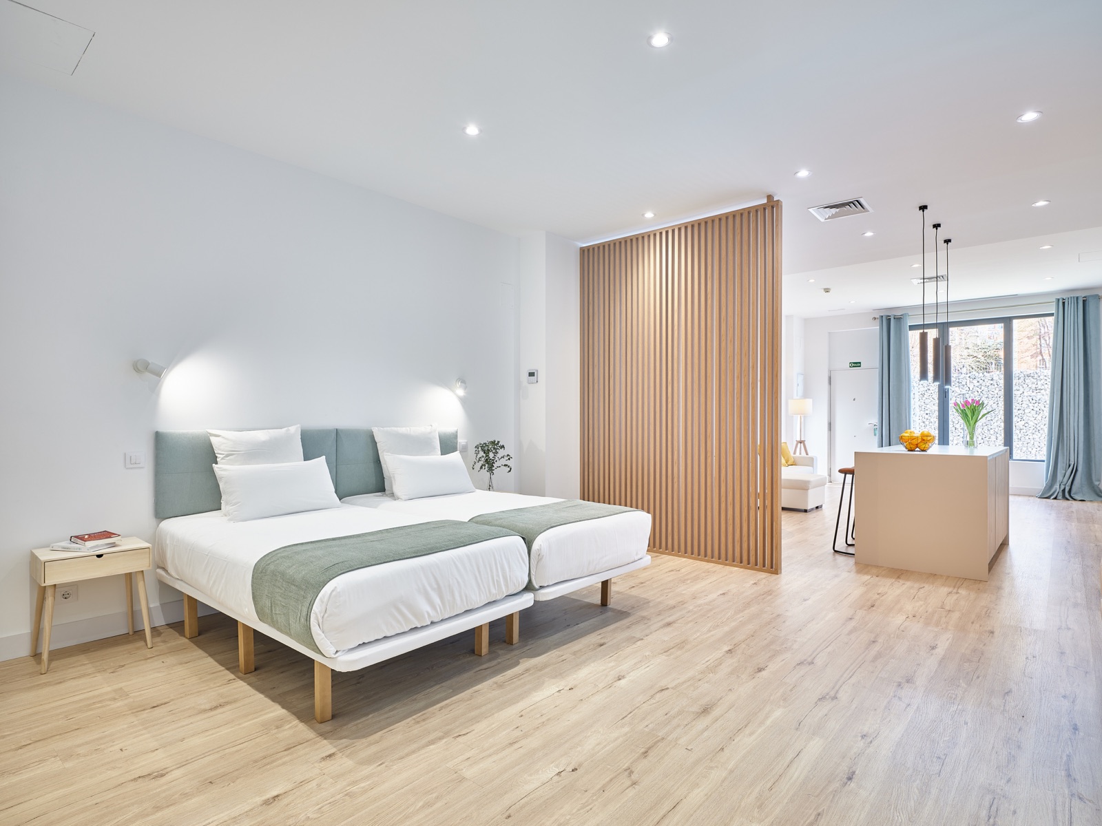 Gran Suite — Vista amplia del dormitorio y la zona de día, Paseo Suites Madrid