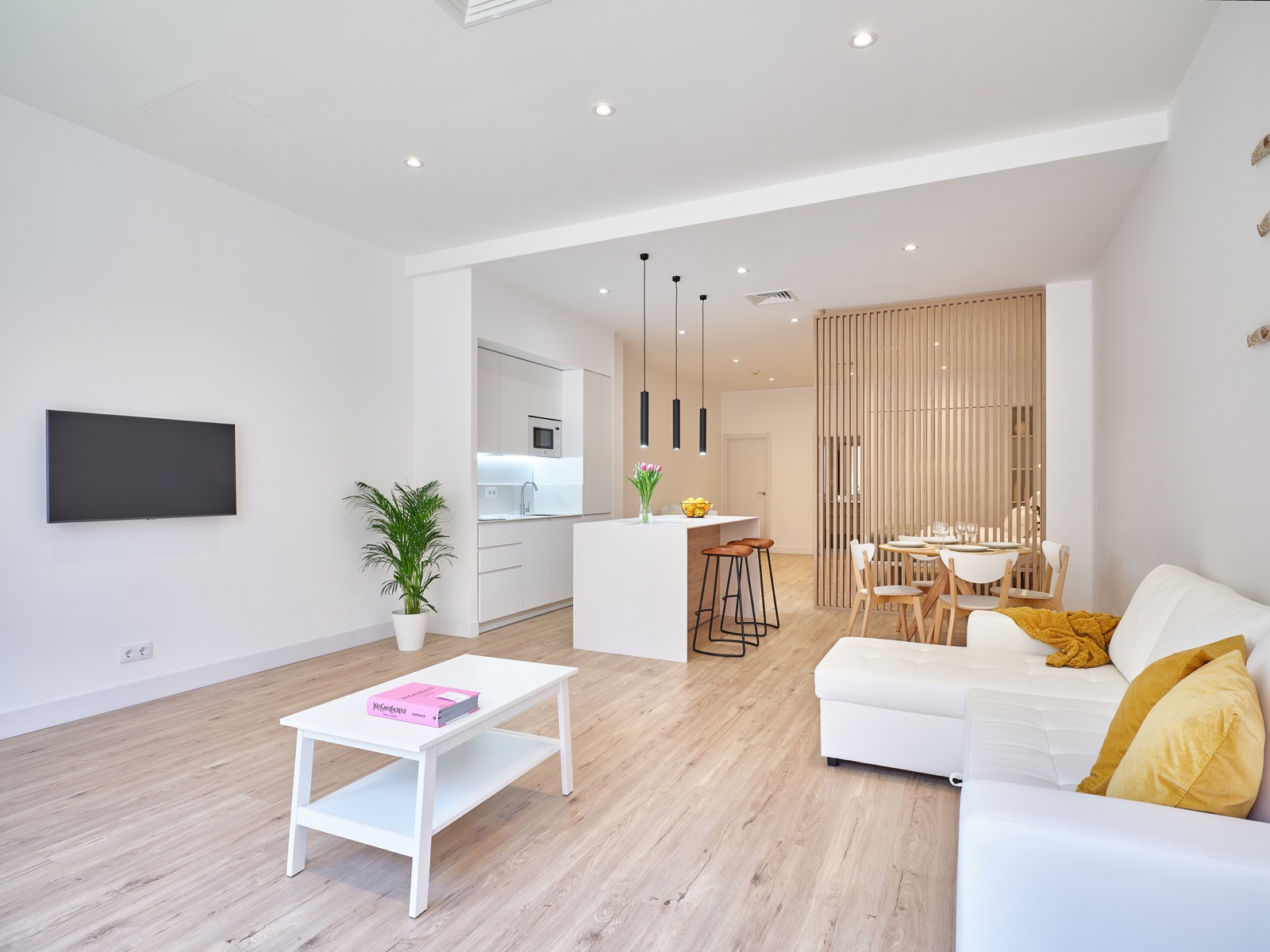 Gran Suite — Salón con sofá, comedor y cocina, Paseo Suites Madrid